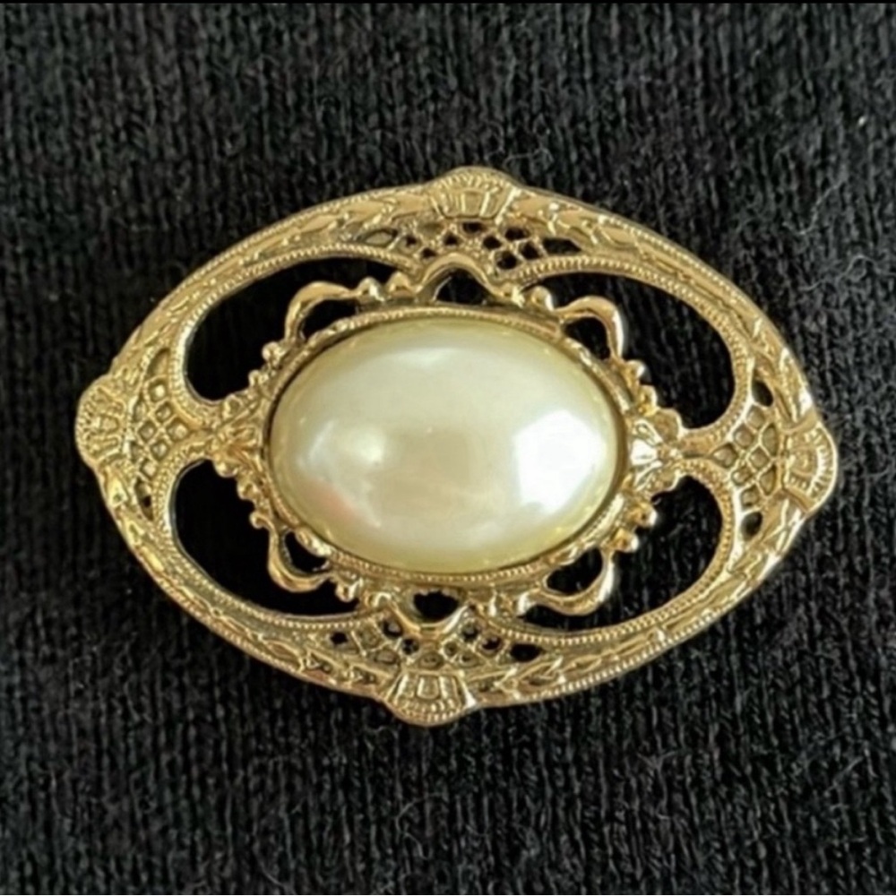 Victorian style gold tone and faux pearl brooch. Pretty detailing. Like new.